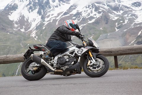Aprilia Tuono V4 1100 Factory vs. Tuono RR Test in den Alpen 2016