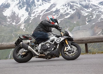 Aprilia Tuono V4 1100 Factory vs. Tuono RR Test in den Alpen 2016 Aprilia Tuono V4 1100 Factory vs. Tuono RR Test in den Alpen 2016