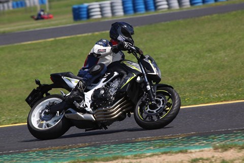 Honda CB650F im Test auf Landstraße und Rennstrecke