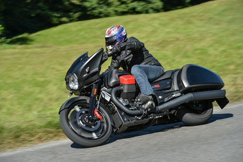Moto Guzzi MGX-21 Flying Fortress Test 2016 mit Video