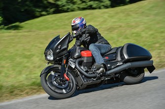 Moto Guzzi MGX-21 Flying Fortress Test 2016 mit Video Moto Guzzi MGX-21 Flying Fortress Test 2016 mit Video