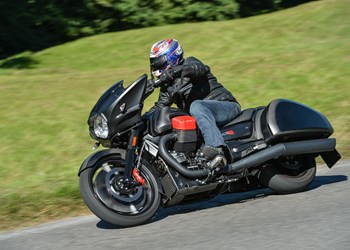 Moto Guzzi MGX-21 Flying Fortress Test 2016 mit Video Moto Guzzi MGX-21 Flying Fortress Test 2016 mit Video