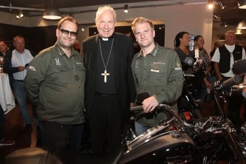 Kardinal eröffnete neues „Harley-Paradies“ vom Harley-Papst