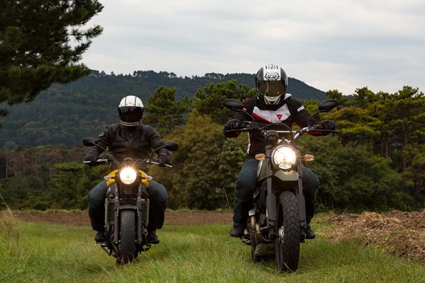 Ducati Scrambler Urban Enduro vs. Yamaha XSR 700  Test 2016 Video