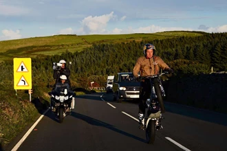 Wheelie-Weltrekord von Dougie Lampkin 2016 Wheelie-Weltrekord von Dougie Lampkin 2016