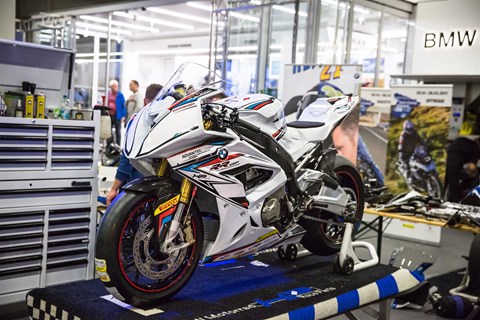 Umbau einer BMW S 1000 RR auf der Intermot 2016