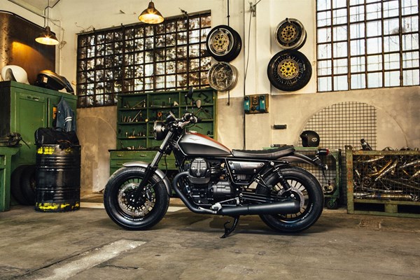 Moto Guzzi V9 Bobber vs. V9 RoamerTest 2016 Moto Guzzi V9 Bobber vs. V9 RoamerTest 2016