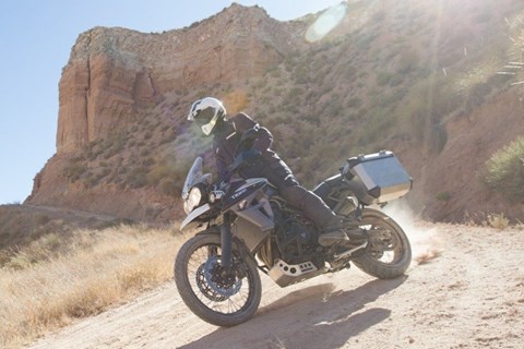 Triumph legt bei seinen Enduros einen Aluminium-Koffersatz drauf