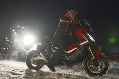 Marc Marquez im Schnee mit dem neuen Honda X-ADV!