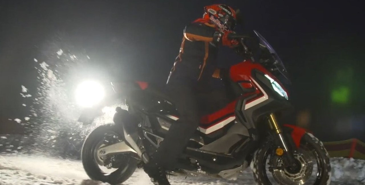 Marc Marquez im Schnee mit dem neuen Honda X-ADV!