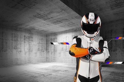 Online zur Maßgeschneiderten KTM-Lederkombi von Gimoto