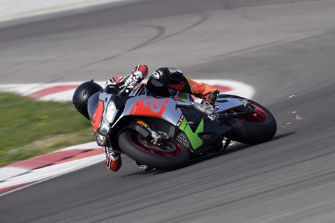 Aprilia RSV4 RF 2017 Test