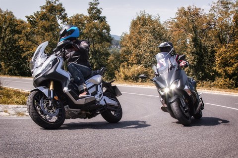 Honda X-ADV vs. Yamaha TMAX SX Vergleich 2017 Honda X-ADV vs. Yamaha TMAX SX Vergleich 2017