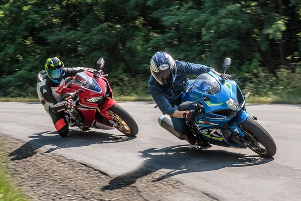 Honda CBR1000RR Fireblade SP vs. Suzuki GSX-R 1000 Test 2017