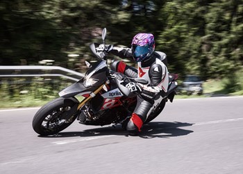 Aprilia Dorsoduro 900 Test 2017 Aprilia Dorsoduro 900 Test 2017