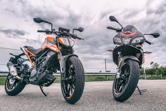 Aprilia Tuono 125 vs. KTM 125 Duke Vergleich Aprilia Tuono 125 vs. KTM 125 Duke Vergleich