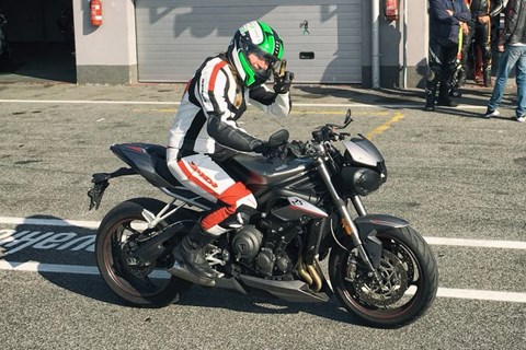 Einsteigerin fährt Triumph Street Triple 800 RS Einsteigerin fährt Triumph Street Triple 800 RS