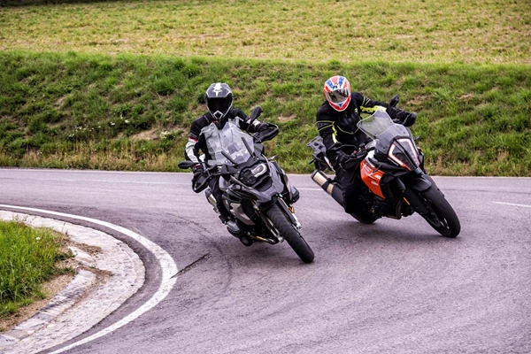 BMW R 1200 GS vs. KTM 1290 Super Adventure S Test 2017 mit Video! BMW R 1200 GS vs. KTM 1290 Super Adventure S Test 2017 mit Video!