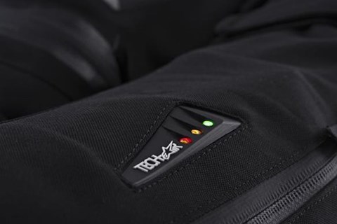 KTM und Alpinestars machen PowerWear-Jacken revolutionär