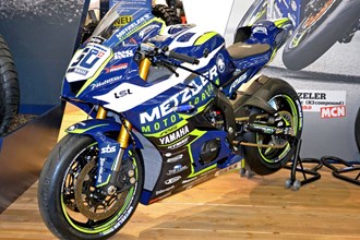 Horst Saiger 2018 mit R1 und R6 im Metzeler Design Horst Saiger 2018 mit R1 und R6 im Metzeler Design