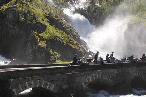 Auf einer Indian die mystische Westküste Norwegens erkunden