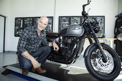 Schauspieler Simon Licht ist neuer Triumph-Markenbotschafter