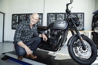 Schauspieler Simon Licht ist neuer Triumph-Markenbotschafter Schauspieler Simon Licht ist neuer Triumph-Markenbotschafter