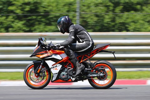 KTM RC390 R & SSP300 Race Kit - Präsentation und Test