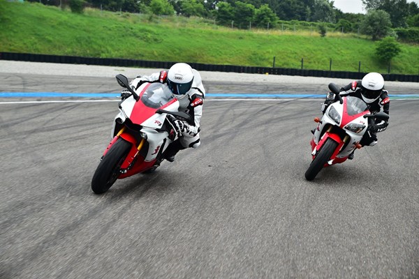 Yamaha YZF-R1 2018 vs. YZF-R1 1998!