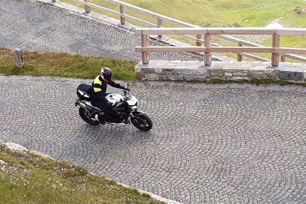 Triumph Speed Triple RS im Passstraßen-Test 