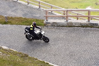 Triumph Speed Triple RS im Passstraßen-Test  Triumph Speed Triple RS im Passstraßen-Test