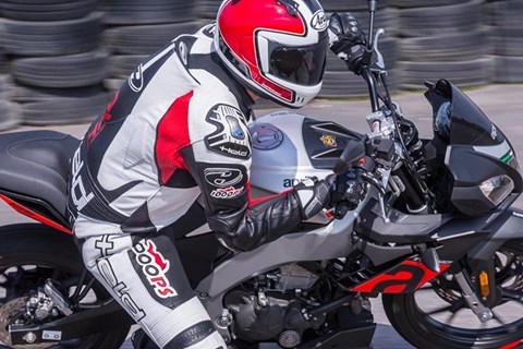 125er Vergleich: Aprilia Tuono 125 Test