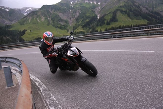 KTM Duke Battle - Anrauchen in den Alpen! KTM Duke Battle - Anrauchen in den Alpen!