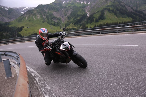 KTM Duke Battle - Anrauchen in den Alpen! KTM Duke Battle - Anrauchen in den Alpen!