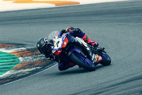 Das erste Rennen des Yamaha bLU CRu R3 Cups in Valencia Das erste Rennen des Yamaha bLU CRu R3 Cups in Valencia