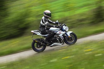 Suzuki Virus II im Test auf der Landstrasse