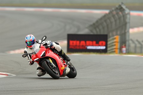 Pirelli Diablo Rosso Corsa II „sehr gut“ & „Kauftipp Regenreifen“