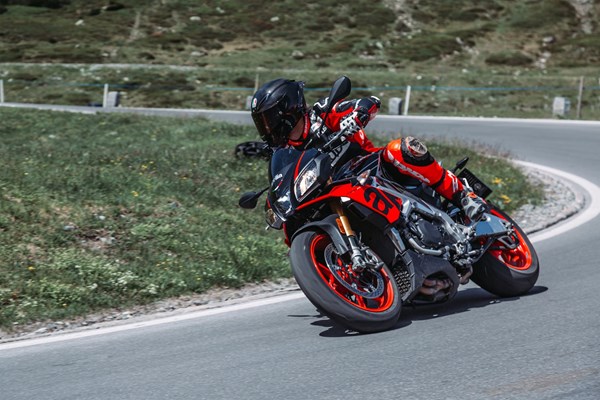Aprilia Tuono V4 1100 Factory SAS Test in den Alpen