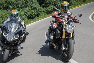 BMW R 1250 R vs. R 1250 RT Schlagabtausch in den Bergen BMW R 1250 R vs. R 1250 RT Schlagabtausch in den Bergen