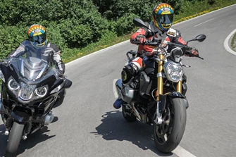 BMW R 1250 R vs. R 1250 RT Schlagabtausch in den Bergen BMW R 1250 R vs. R 1250 RT Schlagabtausch in den Bergen