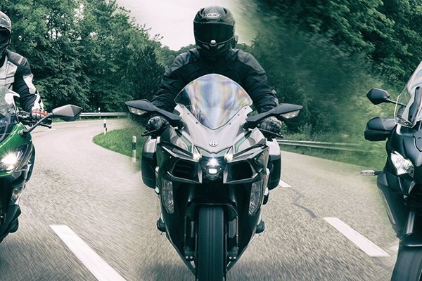 Kawasaki Sporttourer im Test - 3 Motorräder auf Tour