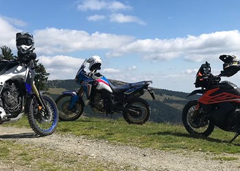 Drei Mittelklasse Reiseenduros 2019  - abseits der Straßen Drei Mittelklasse Reiseenduros 2019  - abseits der Straßen