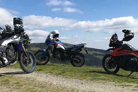 Drei Mittelklasse Reiseenduros 2019  - abseits der Straßen Drei Mittelklasse Reiseenduros 2019  - abseits der Straßen