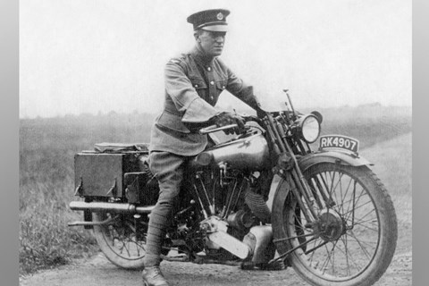 Lawrence von Arabien – Der Held der das Motorradfahren veränderte Lawrence von Arabien – Der Held der das Motorradfahren veränderte