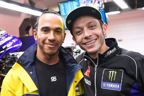 Rossi und Hamilton tauschen die Fahrzeuge in Valencia!