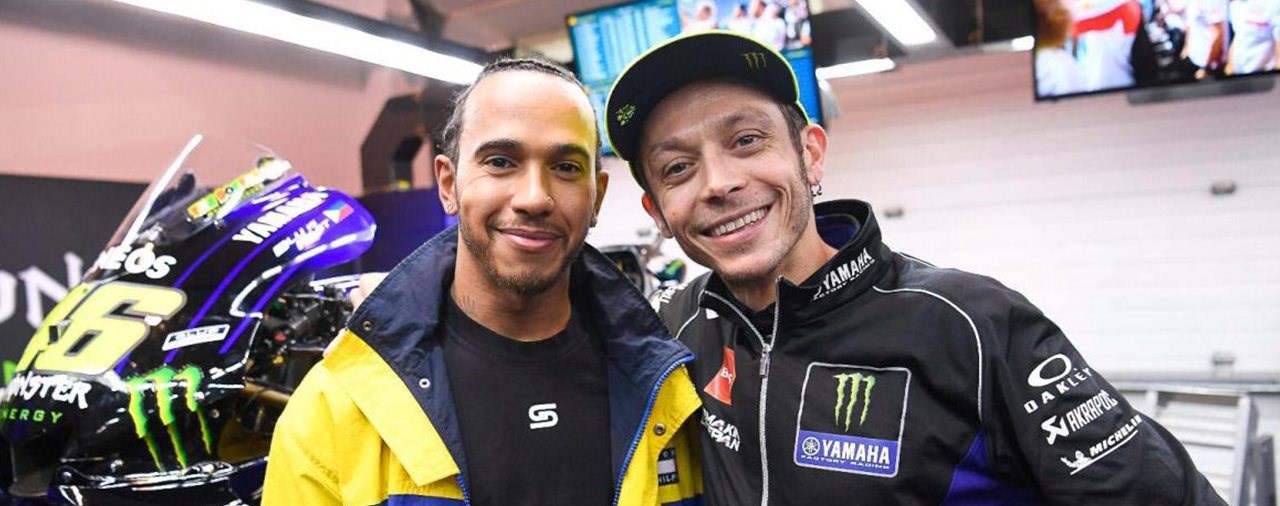 Rossi und Hamilton tauschen die Fahrzeuge in Valencia!
