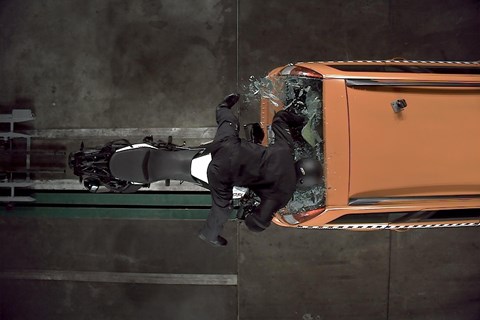 Handynutzung im PKW steigt zu Weihnachten massiv an