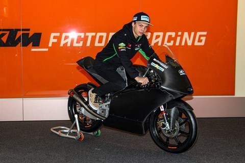Maximilian Kofler erhält seine Moto3 Maschine für 2020