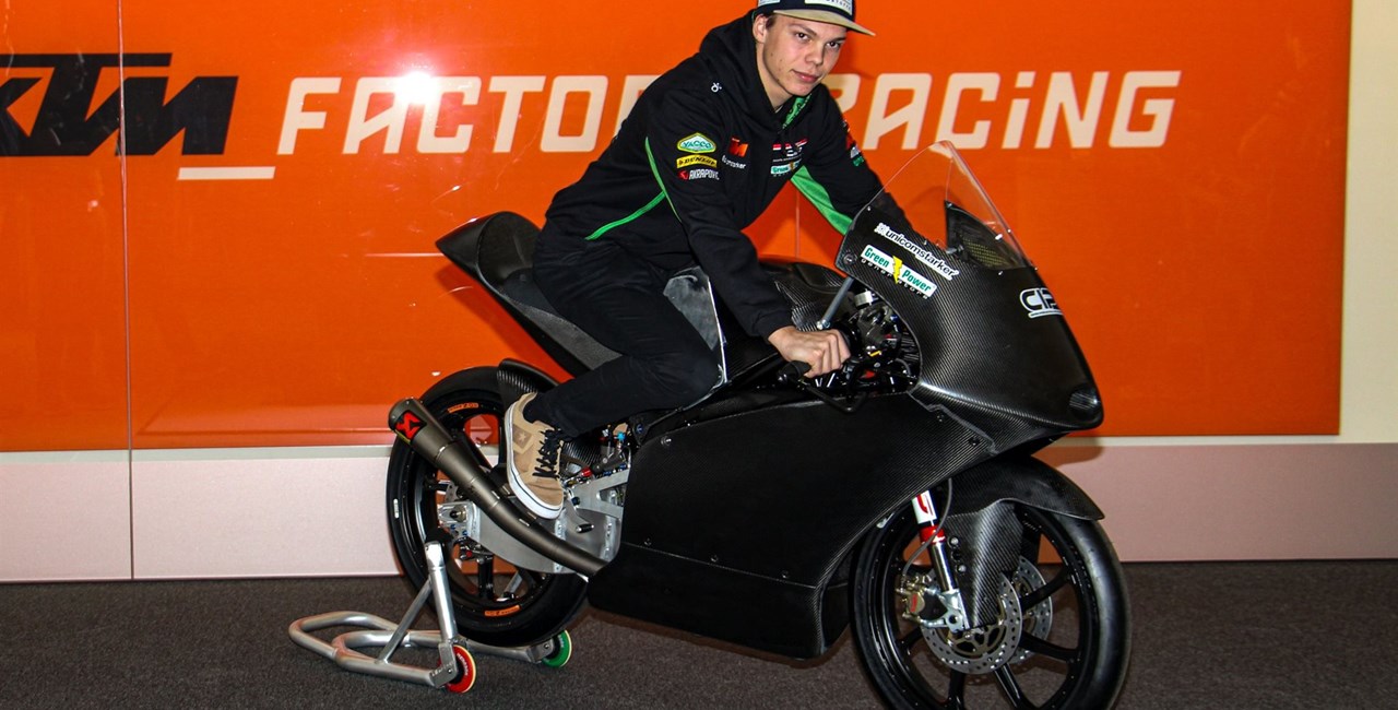 Maximilian Kofler erhält seine Moto3 Maschine für 2020