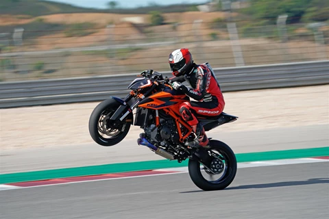 KTM 1290 Super Duke R 2020 im Test auf Landstraße und Rennstrecke KTM 1290 Super Duke R 2020 im Test auf Landstraße und Rennstrecke